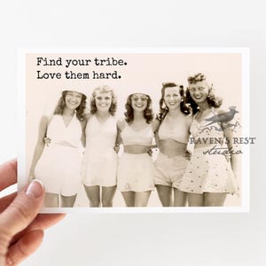 Modèle de carte RR880. Carte de l'amitié. Trouvez votre tribu. Aimez-les fort. Vintage Beach Friendship Card - Carte douce et nostalgique pour les meilleurs amis