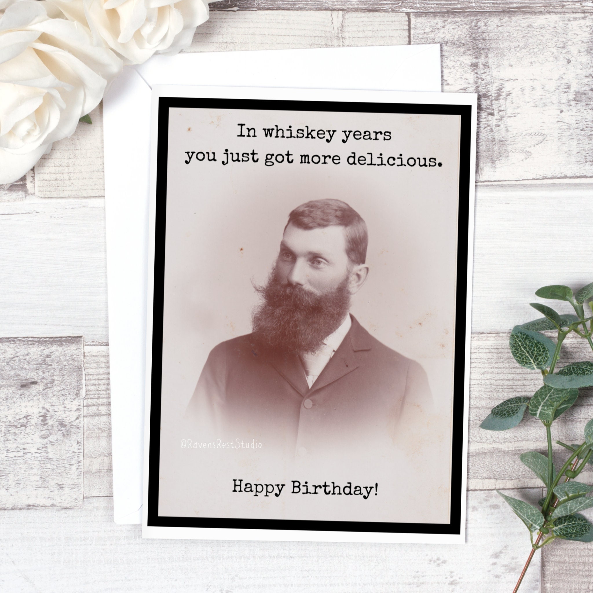 Carte D'anniversaire 70 Ans - Thème Whisky - Enveloppe Dorée Métallisée - Carton 350 G/m² - Fabriqué Au Royaume-Uni