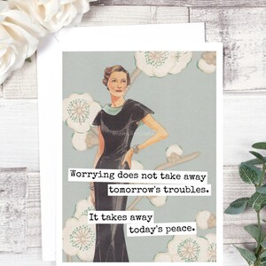 Puede incluir: Una ilustraci&oacute;n de estilo vintage de una mujer con un vestido negro con una cita que dice: "Preocuparse no quita los problemas de ma&ntilde;ana. Quita la paz de hoy."