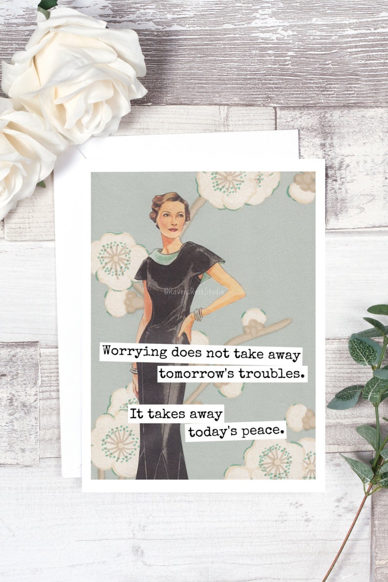 Puede incluir: Una ilustraci&oacute;n de estilo vintage de una mujer con un vestido negro con una cita que dice: "Preocuparse no quita los problemas de ma&ntilde;ana. Quita la paz de hoy."