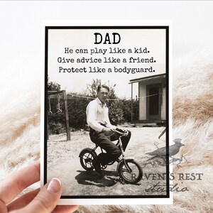 Carte #Mr120. Papa. Il peut jouer comme... Carte de voeux photo vintage pour papa - Fête des pères, anniversaire ou juste parce que... Cartes de voeux amusantes.