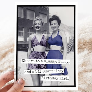 Carte #rr826. Bravo à une fille d'anniversaire chic, impertinente et un peu intelligente. Cartes de voeux drôles. Style vintage. photo de plage vintage. Ami