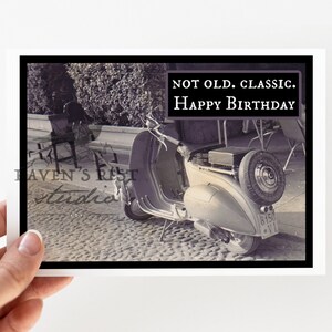 Carte n° mr109. PAS VIEUX. CLASSIQUE. Joyeux anniversaire. carte photo vintage Vespa. Scooter vintage. Cartes de voeux drôles.