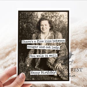 Carte d'anniversaire drôle #RR881. La ligne est fine entre le couguar et la dame aux chats. Photo vintage - Amusants amis - Carte humoristique pour amis, anniversaire.