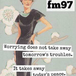 Puede incluir: Una imagen de estilo vintage de una mujer con un vestido negro con el texto "fm97" y una cita: "Preocuparse no quita los problemas de ma&ntilde;ana. Quita la paz de hoy."
