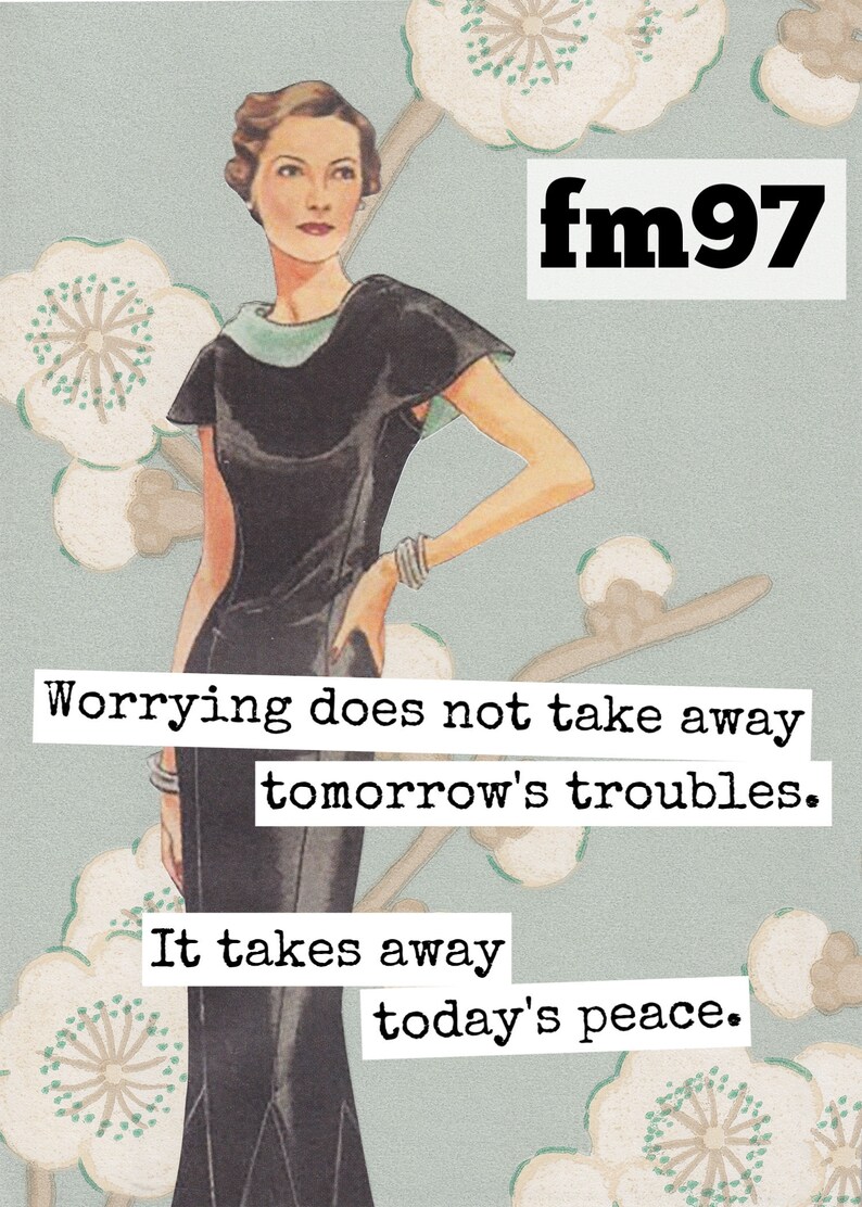 Puede incluir: Una imagen de estilo vintage de una mujer con un vestido negro con el texto "fm97" y una cita: "Preocuparse no quita los problemas de ma&ntilde;ana. Quita la paz de hoy."