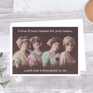 Carte #613. Drôle de carte d’amitié. Un vrai ami atteint pour votre main ... Et met un verre de vin dedans. Drôle de carte de vœux. Funny Cards. Vin