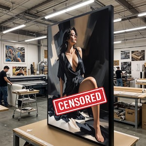 Op de afbeelding: Groot ingelijst kunstwerk met een vrouw in een zwarte jurk. Het kunstwerk heeft een zwart frame en wordt in een werkplaats getoond. De afbeelding heeft een rode "CENSORED" stempel over het kunstwerk.