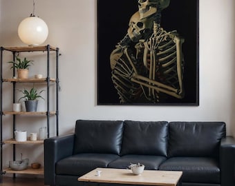 Pode incluir: Uma grande obra de arte emoldurada retrata dois esqueletos abraçando-se contra um fundo preto. Os esqueletos são detalhados com um tom amarelo-esverdeado. A sala apresenta um sofá de couro preto, uma mesa de centro de madeira e uma prateleira de metal com plantas.