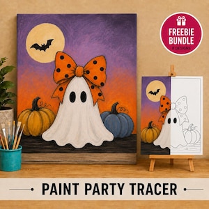 Puede incluir: Un lienzo pintado de un fantasma blanco con un gran lazo naranja de lunares negros, situado entre una calabaza amarilla y una azul bajo una luna llena y un murciélago. Una impresión más pequeña muestra el diseño a medio colorear.