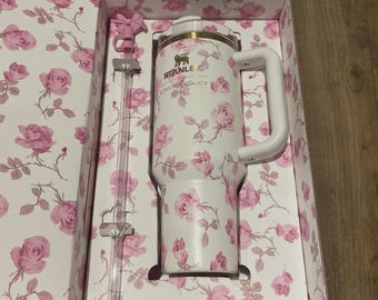 Stanley x Love Shack Fancy Ribbon Rosa 40oz Quencher NEW AUTHENTIC LIMITED