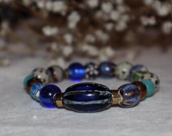 Pulsera de cuentas única: joyería artesanal con cuentas de jaspe dálmata, vidrio y cerámica.