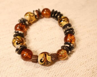 Pulsera Amber Glow – Cuentas en espiral dorada y tonos tierra