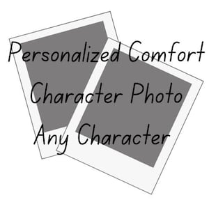 Può includere: Due cornici grigie in stile polaroid con bordi bianchi sono sovrapposte su uno sfondo bianco. Il testo sui fotogrammi recita "Personalized Comfort Character Photo Any Character" in un carattere scritto a mano.