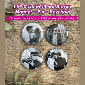 Może przedstawiać: Cztery okrągłe, personalizowane przypinki fotograficzne o średnicy 3,8 cm z czarno-białymi zdjęciami par. Tekst na górze brzmi 1.5" Custom Photo Button Magnet - Pin - Keychain. Personalized just for you. Full Customization Included.