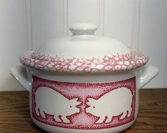 Vintage Small Pink Spongeware Lidded Casserole Dish – Farmhouse Stoneware Serving Bowl with Handles