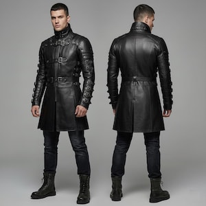 Może przedstawiać: Czarny skórzany płaszcz z wysokim kołnierzem, wieloma klamrami i paskiem. Płaszcz ma długą, rozkloszowaną spódnicę i jest noszony z czarnymi dżinsami i butami. Obraz przedstawia przód i tył płaszcza.