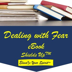 Peut inclure: Une pile de livres et de papiers est posée sur une surface sombre. Plusieurs livres sont empilés les uns sur les autres, avec quelques-uns appuyés contre la pile. L'image comprend également le texte "Dealing with Fear eBook Shields Up Elevate Your Spirit."