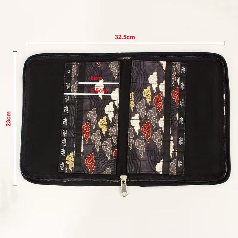 Pu&ograve; includere: Un astuccio nero con cerniera per aghi che misura 32,5 cm per 23 cm. L'interno presenta due pannelli in tessuto scuro con una stampa di nuvole rosse, gialle e bianche. Ogni pannello ha fessure verticali etichettate con taglie US da 2 a 15.