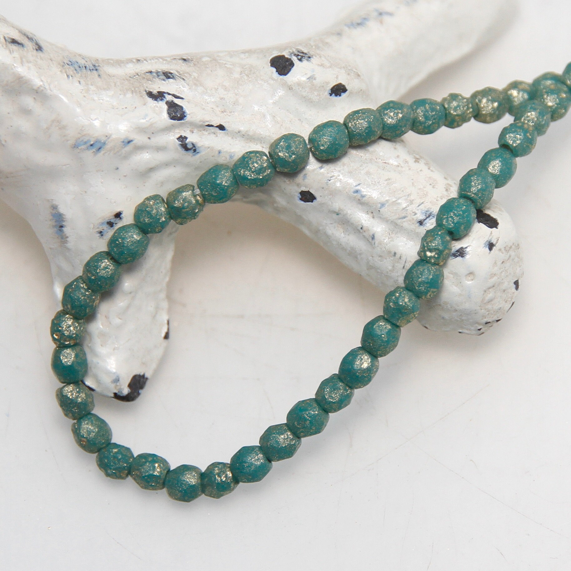 Perline da 3 mm, verde turchese scuro con finitura dorata, x 50 perline di cristallo in vetro ceco lucidato a fuoco - Italia
