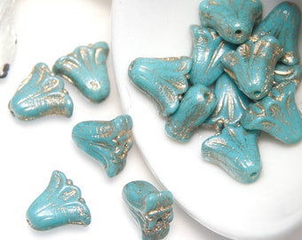 Verre tchèque 10x9mm Turquoise Opaque avec Fleur de lys de lavage d’or x 15 perles