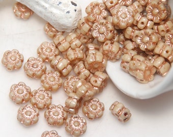 Tschechisches Glas 6mm Gepresste Blume Light Caramel Braun mit Kupfer Finish x 10 Perlen