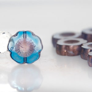 Transparent Blau Gemischtes Fenster Tisch Geschliffen 14mm Blume Tschechisches Glas mit Bronze Finish x 5 Perlen