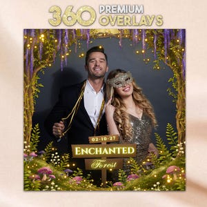 Puede incluir: Una superposición digital para fotomatón con temática de bosque encantado, glicinias moradas, luces brillantes, suelo cubierto de musgo y setas rosas. Incluye un letrero de madera con el texto 02-10-27 ENCHANTED Forest en letras doradas.
