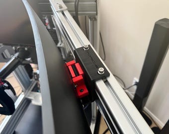 SIM Racing Trippelskärmsfäste [Digital nedladdning. Inte en fysisk produkt]