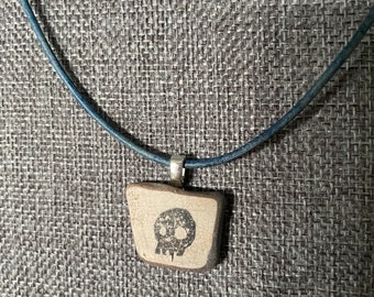 Meer getrommelte Vintage Fliese Halskette mit handgedrucktem Linol Totenkopf Muster Silber Leder Jubiläum Geschenk Piraten Glücksbringer