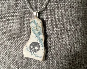 Handgefertigte Plättchen Halskette mit Handgedrucktem Linol Stein Muster