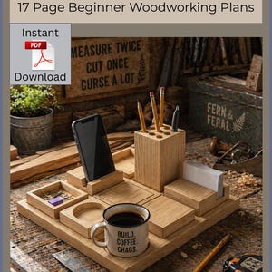 Puede incluir: Un organizador de escritorio de madera con múltiples compartimentos, incluyendo un soporte para teléfono, un portalápices y un espacio para una taza de café. La taza dice "BUILD. COFFEE. CHAOS." La imagen también muestra planos de carpintería y el texto "MEASURE TWICE CUT ONCE CURSE A LOT."