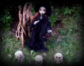 SALE - PRICE DROP La Sorcière de Blair, dollbear (poupée de collection) Sally twilight Soul