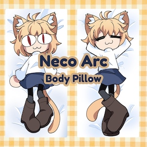 Pode incluir: Uma almofada corporal com uma personagem de desenho animado de gata com pelo castanho claro, camisa branca, saia azul e botas castanhas. A almofada tem o texto "Neco Arc Body Pillow" em uma fonte castanha. O fundo é uma almofada branca com um padrão xadrez amarelo e branco.