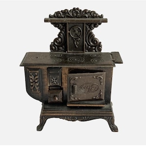 Vintage Play Me Miniature Stove Metal Pencil Sharpener Victorian Style Oven Made in Spain