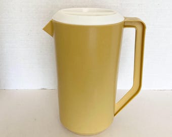 Vintage Rubbermaid Pitcher 2 1/4 Quart Gold White Plastic