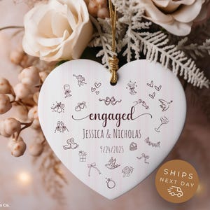 初めてのクリスマス婚約オーナメント - パーソナライズされた婚約ギフト - 名前と日付が入ったカスタムオーナメント - 婚約記念品