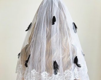 Ghost Bride Halloween Veil with Black Feather and Lace, Spooky Gothic Bridal Headpiece for Costume Party or Cosplay Look