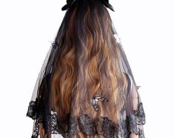 Ghost Bride Halloween Veil with Red Rose and Lace Edge, Gothic Bridal Headpiece for Spooky Wedding Costume or Cosplay Party Look