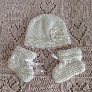newborn knit baby shoes and hat, newborn knit set, baby girl, white booties, baby shower gift, baby girl baptism set, baby hospital outfit