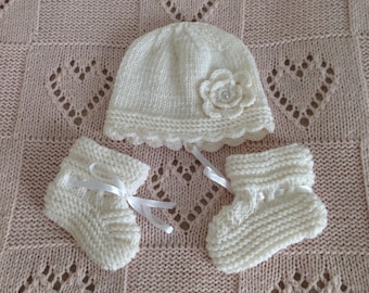 newborn knit baby shoes and hat, newborn knit set, baby girl, white booties, baby shower gift, baby girl baptism set, baby hospital outfit