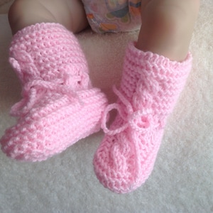 newborn pink shoes, knit baby shoes, newborn girl, pink newborn booties, baby shower gift, baby wool booties, baby coming home outfit