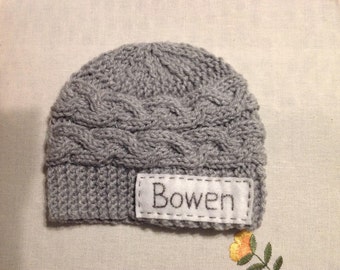 gorro de bebé de punto a mano gris con nombre, sombrero de bebé que regresa a casa, sombrero de bebé personalizado, regalo de baby shower, sombrero de hospital para bebés, accesorio fotográfico para recién nacidos