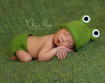 Newborn coming home outfit,  frog newborn diaper cover and hat set, newborn knit set, newborn photo prop, baby shower gift, halloween baby