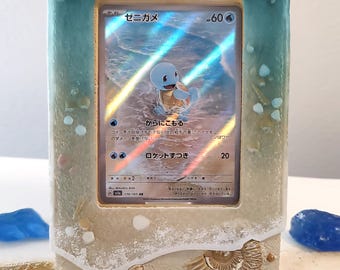 Sammelkartenhalter - Handbemalter Pokemon Kartenhalter, Tabletop & Wanddisplay - Wasser, Strandwelle