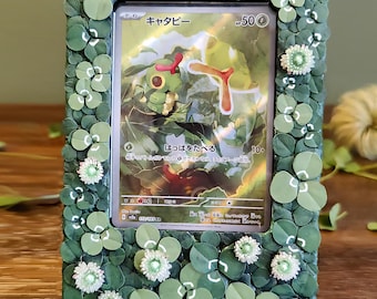 Sammelkartenhalter - Handbemalter Pokemon Kartenhalter, Tabletop & Wandaufnäher - Gras, Klee Aufnäher