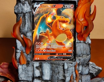 Sammelkartenhalter - Handbemalter Pokemon Kartenhalter, Tabletop & Wandaufsteller - Feuer, Brennendes Holz