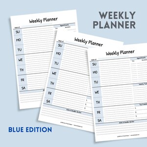Może przedstawiać: Trzy białe arkusze planera tygodniowego z niebieskim nagłówkiem i niebieskim tekstem. Tekst "Weekly Planner" znajduje się u góry każdego arkusza. Dni tygodnia są wymienione po lewej stronie. Tekst "BLUE EDITION" znajduje się na dole.