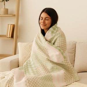 Checkered Velveteen Plush Blanket: Cozy Home Decor Throw