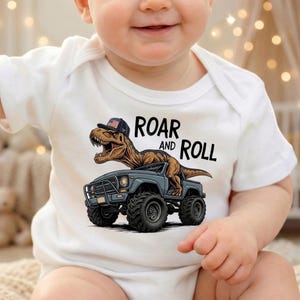 Camiseta de camión monstruo de dinosaurios para niños pequeños, camiseta infantil de camión de dinosaurios T-Rex "Roar and Roll", atuendo genial para regalo de cumpleaños, camiseta juvenil de Monster Jam imagen 2